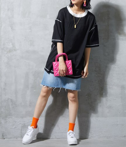 20代ぽっちゃりさんはビッグTシャツにレディライクなスカートを合わせる