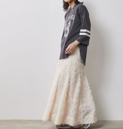 アメカジ風ビッグTシャツはフェミニンなスカートを合わせたミックスコーデ