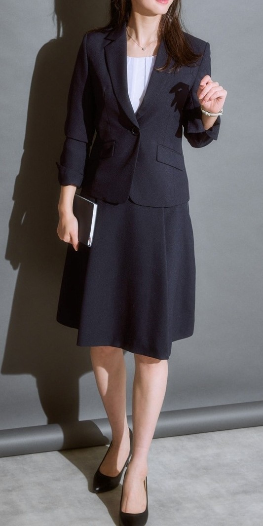 スカートスーツ派はフレアなシルエットで入社後も使える