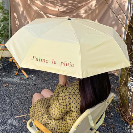 雨の日・梅雨におすすめ　　大きいサイズ晴雨兼用 UVカットロゴ入り折りたたみ傘を使ったぽっちゃりコーデ