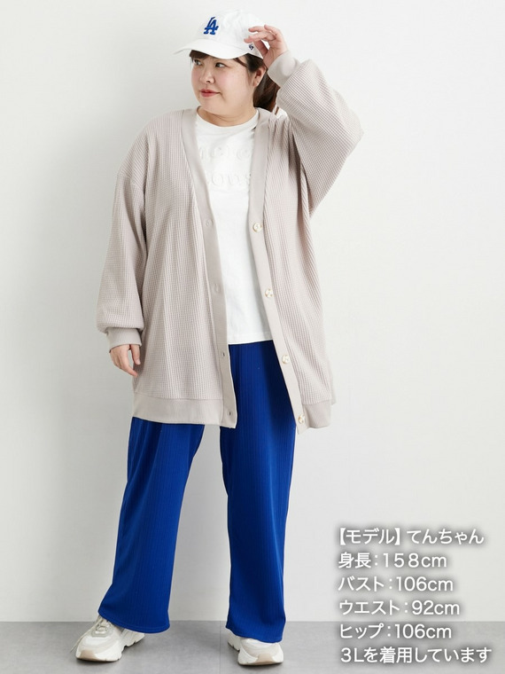 Tシャツなどの動きやすいトップス＋伸縮性のあるパンツ＋スニーカーはアクティブシーンにピッタリの定番コーデ