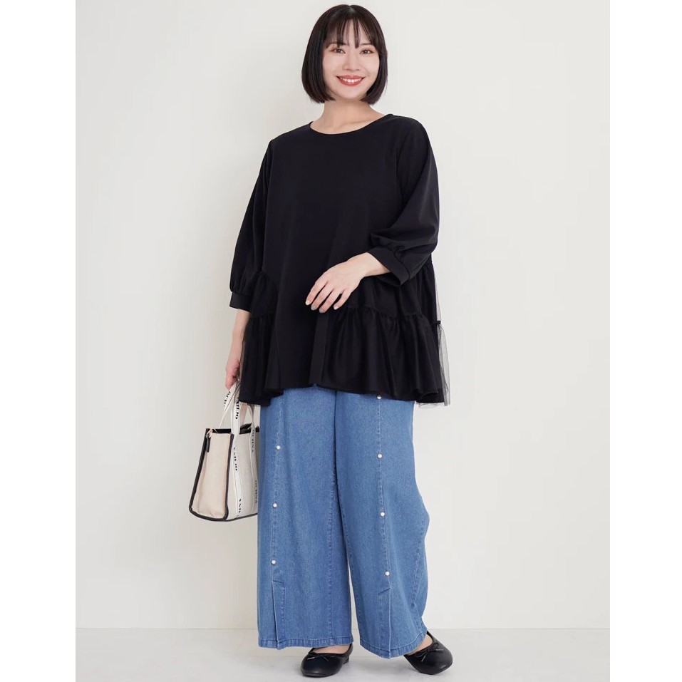 チュニック＋ストレッチが効いたワイドデニムパンツなら、立ったり座ったりの動作が楽ちん♪