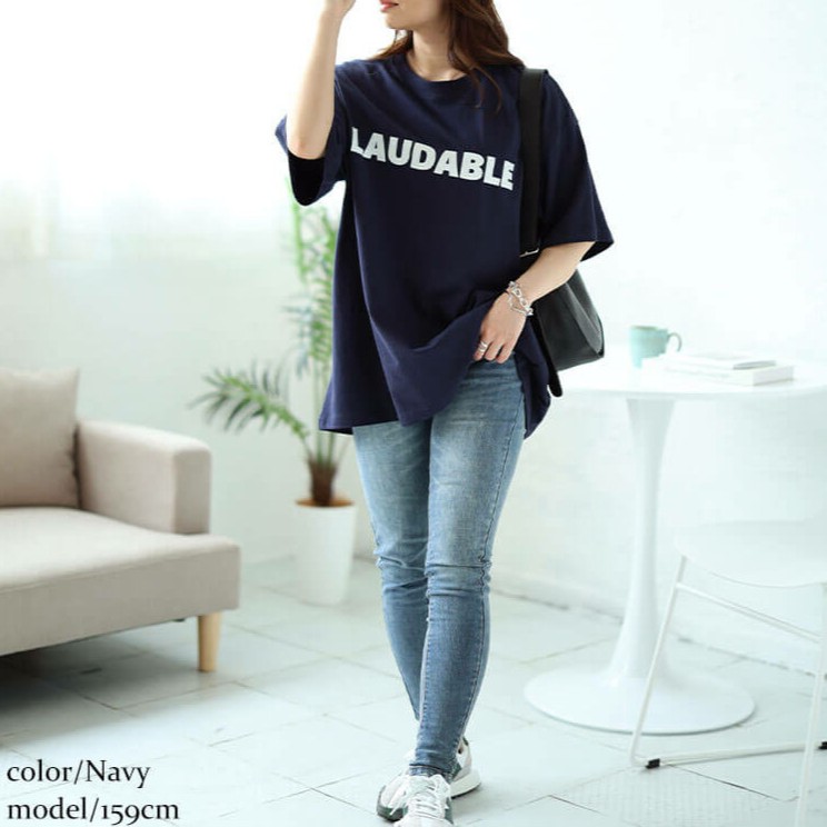 丈長めのオーバーサイズのTシャツ