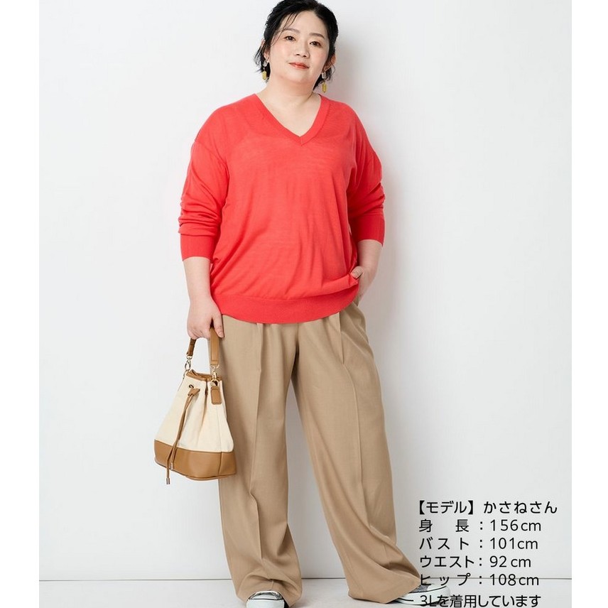おなか周りをカバーするタックワイドパンツ
