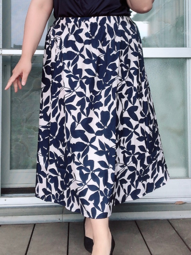 春夏にぴったりのカジュアルなプラスサイズの葉柄スカート