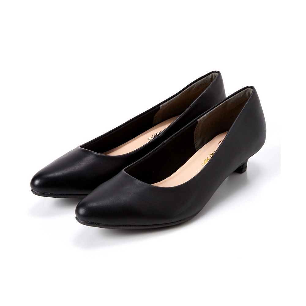 出張の時には足が疲れやすいので、低反発の中敷きが入っていたり、ゆったりとした履き心地のパンプスがおすすめ