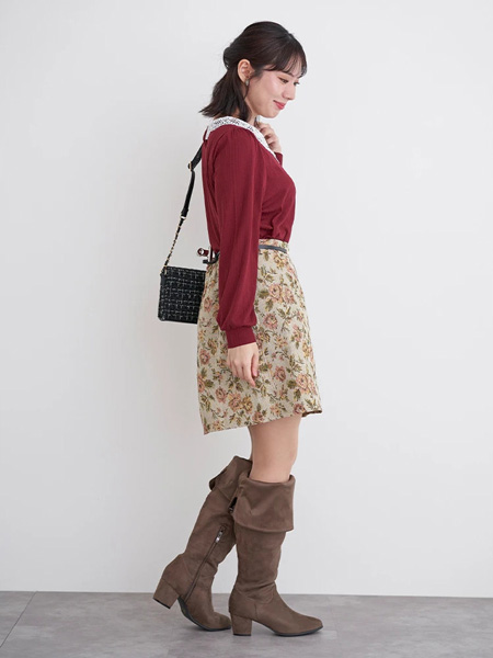 大きいサイズバストラインにフィットするリブトップスを使ったカフェデートぽっちゃりコーデ