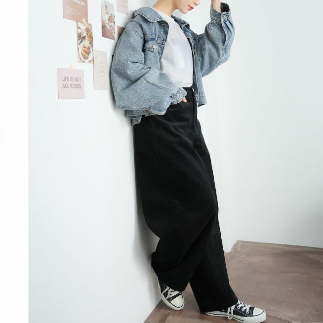 おしゃれで体型カバーも可能な「カーブパンツ(パレルレッグ)」コーデ