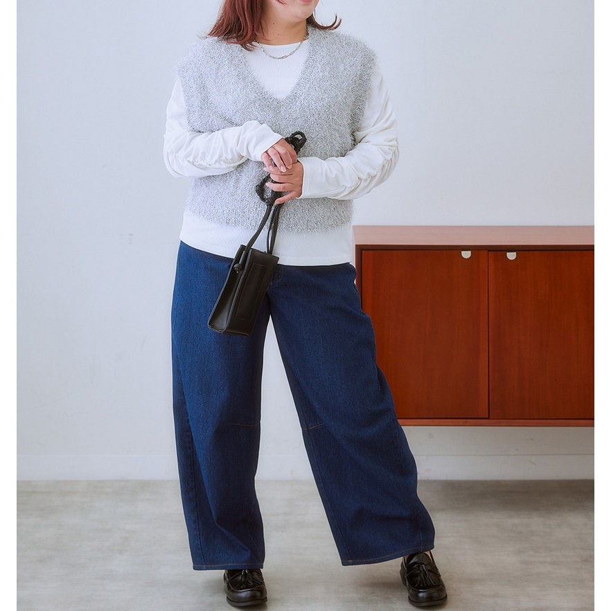 おしゃれで体型カバーも可能な「カーブパンツ(パレルレッグ)」コーデ