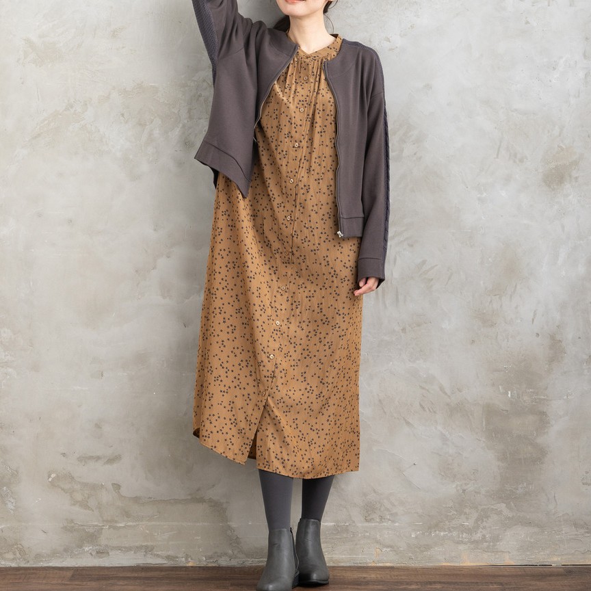 大人の女性らしさを演出♡上品さを引き立てるフラワープリント×サテンワンピ