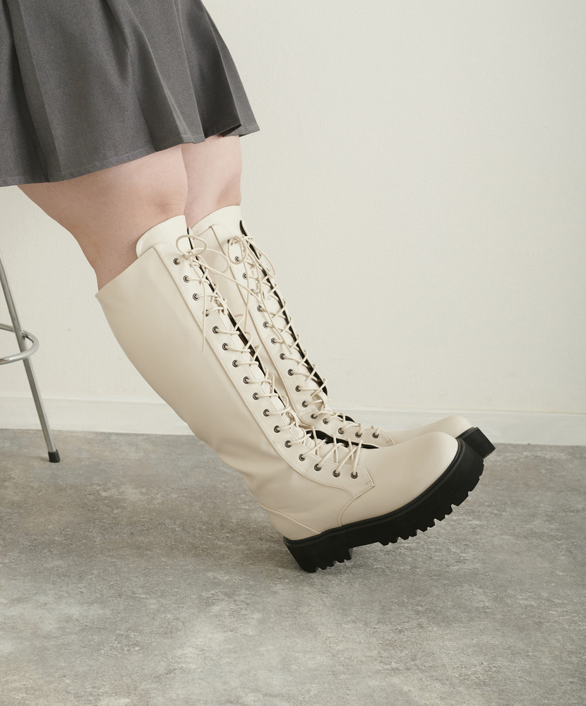 大きいサイズ厚底ロングブーツ×ショートパンツのぽっちゃりコーデ