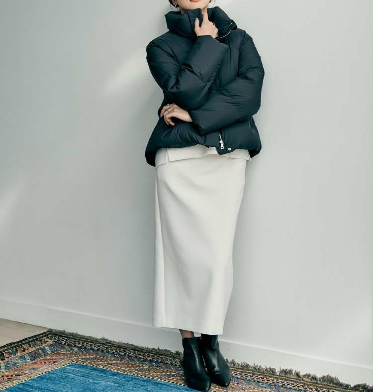 スタンドカラー付きなら小顔効果も叶う！腰高＆足長に見えるショートダウンコート
