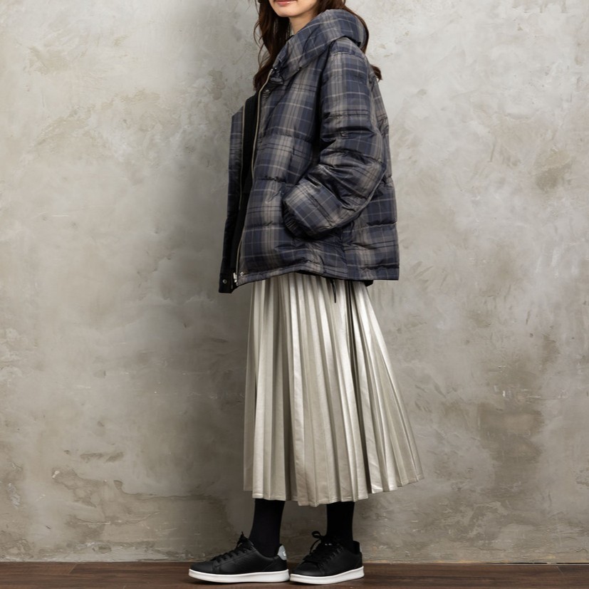 まわりと差がつく！チェック柄ダウンコートで華やかに