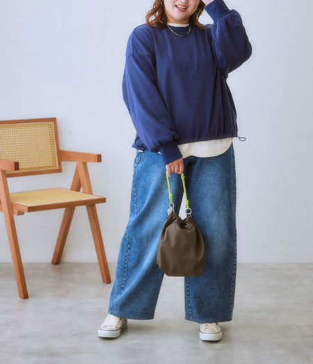 大きいサイズデニムパンツでシンプルコーデを格上げ!