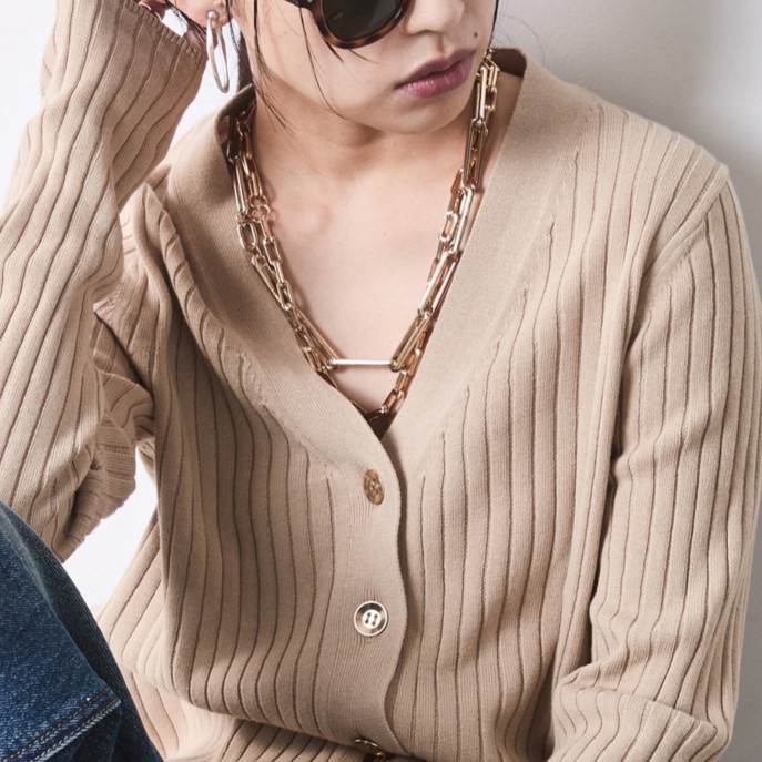 ぽっちゃりさんにおすすめのコーデ　淡色カーディガンは「アクセサリーの視線誘導」でスマートな印象に