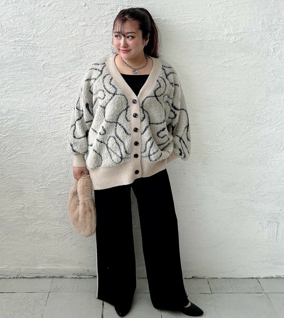 【個性派】デザインカーデ×ワイドパンツで叶えるメリハリ着痩せコーデ