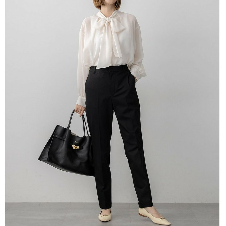 インナーには清潔感溢れる白いブラウスを合わせればシックで遊び心のある大人可愛いスーツコーデが完成します