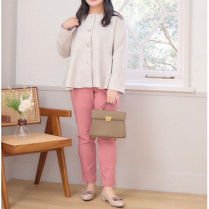 パンツスーツを選ぶときには明るいカラーのジャケットがおすすめ