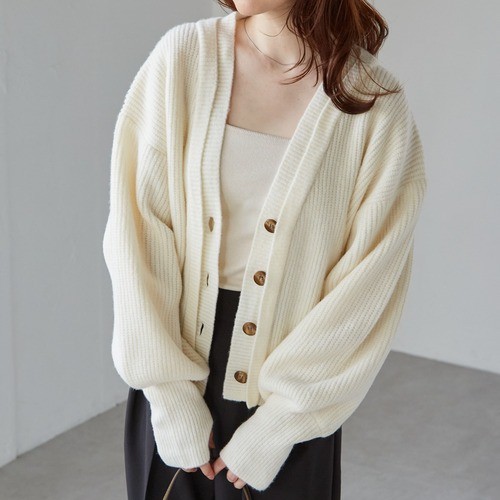 ぽっちゃりさんのショート丈カーディガンは「腰高・脚長効果」でスタイルを格上げ