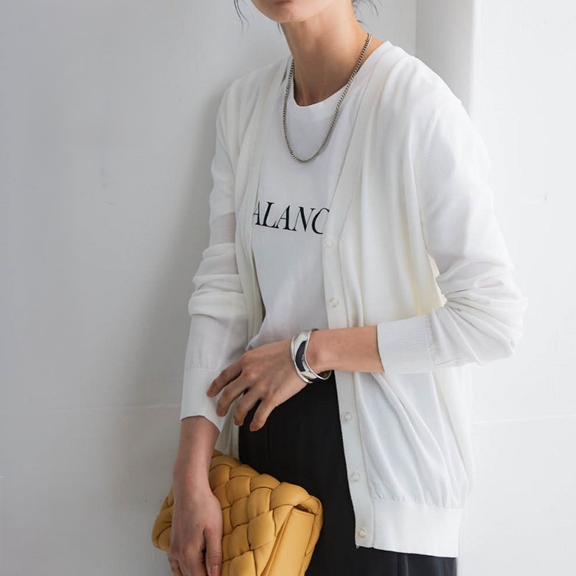 ぽっちゃりさんにおすすめのコーデ　白カーディガンは「ロゴT」のアクセントで膨張色を中和