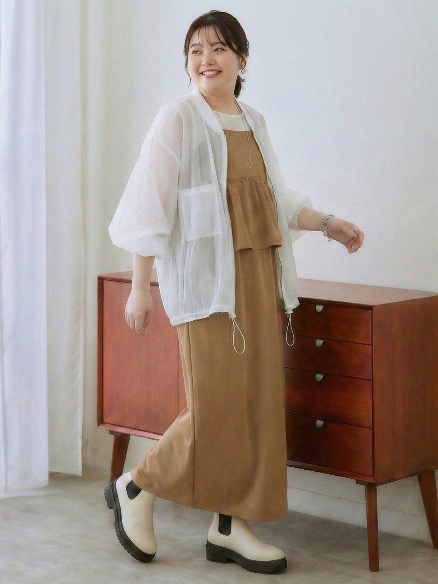 丈・シルエット・色が鍵！ワンピが細見えする春の羽織りもの選びの3原則