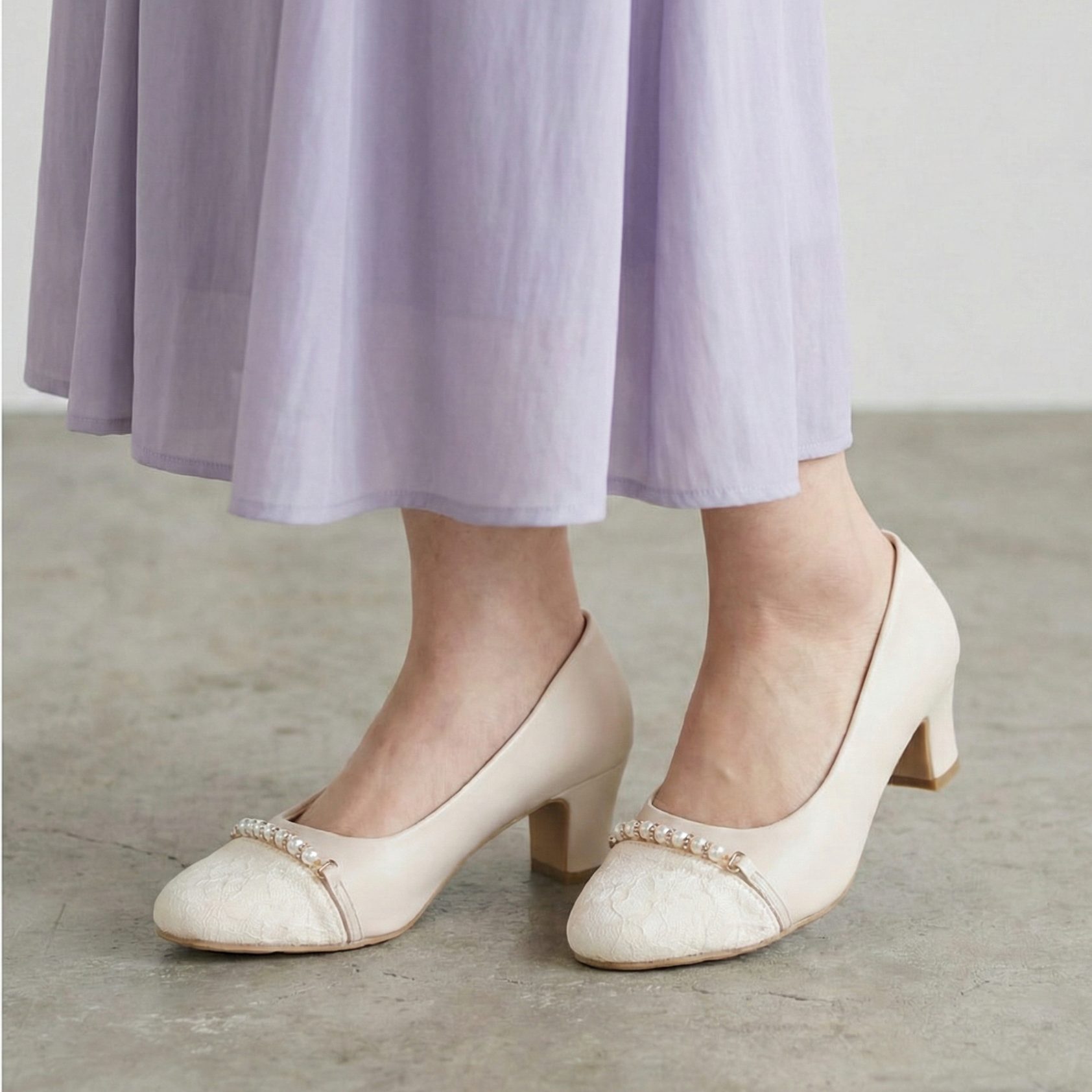 ヒールパンプスで足元からスタイルアップ！抜け感を作るシューズ術