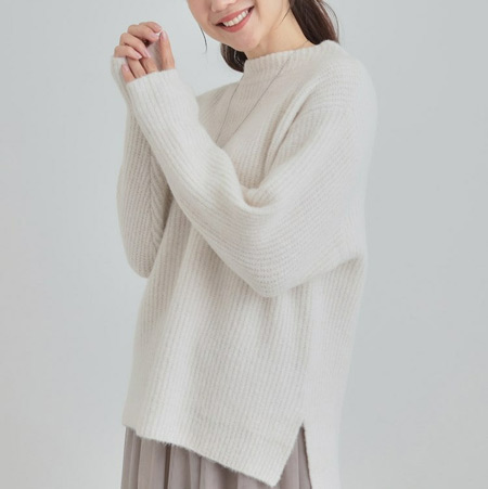 デニムスカート似合うトップスとは|バランスを取るなら“コンパクト or 柔らか素材”