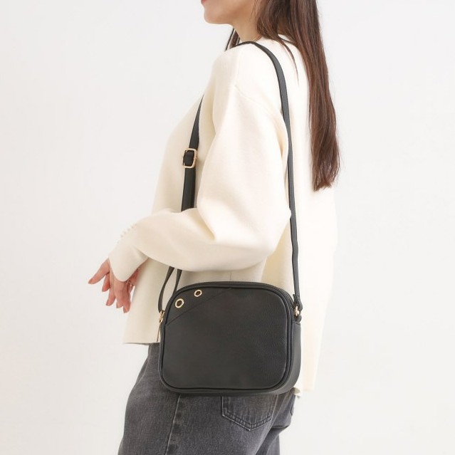 斜めがけバッグで軽やかに！ワンピの「のっぺり感」を解消