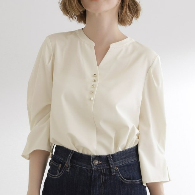 【30代・40代ぽっちゃりさんにおすすめ】スキッパー襟で小顔効果!立体袖が映える大人の袖コンシャスブラウス