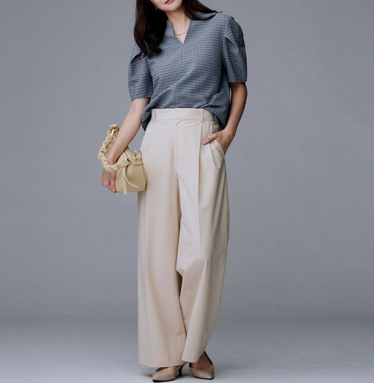 【 50代・60代ぽっちゃりさんにおすすめ】高見えサッカー素材で涼やかに。二の腕を美しく隠す大人のコクーン袖ブラウス