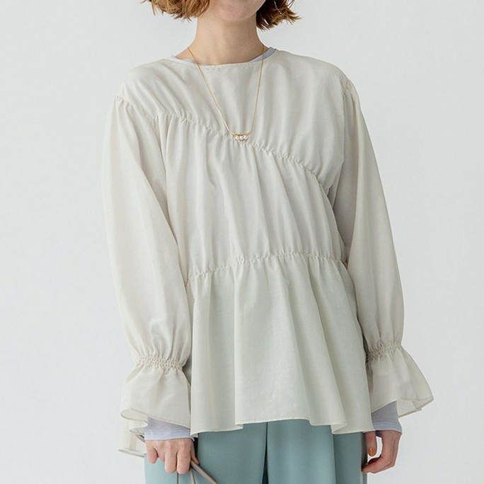 【50・60代ぽっちゃりさんにおすすめ】斜めシャーリングで着痩せ見え!体型を拾わない、大人のこなれシアーブラウス