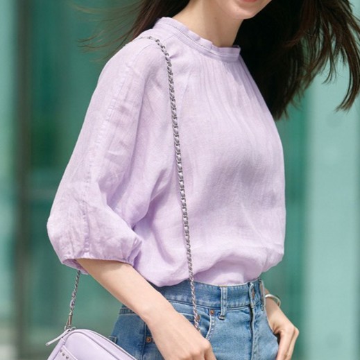 【30代・40代ぽっちゃりさんにおすすめ】大人のシアー感で洗練度アップ!知的なスタンドカラーのラベンダーブラウス