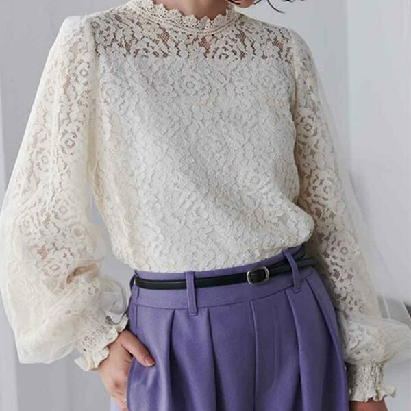 【20代ぽっちゃりさんにおすすめ】華やかレースで視線をキャッチ!二の腕もカバーする主役級チュールブラウス