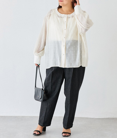 透け感のあるシアー素材のチュニックで抜け感のある大人コーデ　ぽっちゃり春コーデ　40代・50代