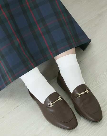 足元で抜け感を。Vカットパンプスとローファーの使い分け