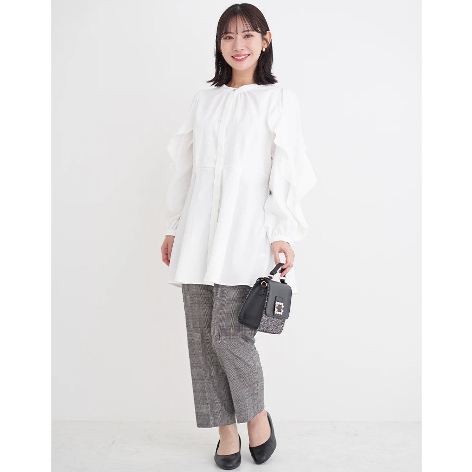 【白ブラウス】縦フリルでスタイルアップ!顔周りを華やかに彩るきれいめ白ブラウス