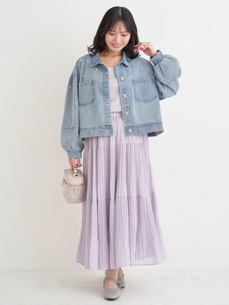 「プリーツスカート」で縦ラインを強調する