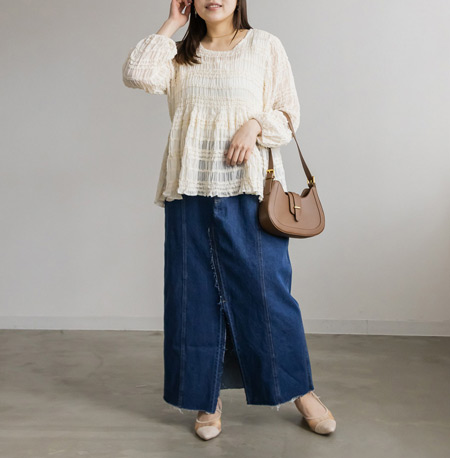 デニムスカート似合うトップスとは|バランスを取るなら“コンパクト or 柔らか素材”