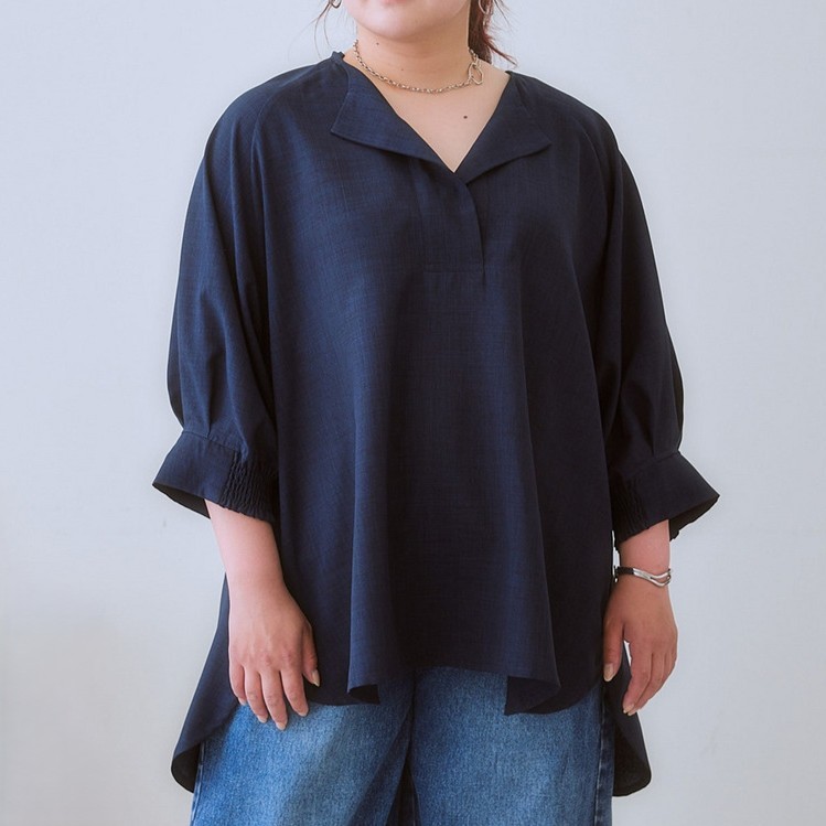 【50代・60代ぽっちゃりさんにおすすめ】ヒップまで隠れて安心!「きちんと感」と「ゆとり」を両立した前後差シャツブラウス