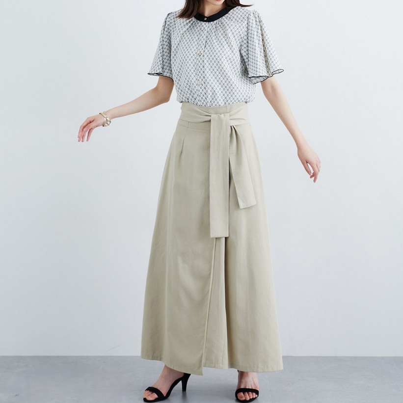 【柄ブラウス】知的な幾何学柄で細見え!ベルトマークで魅せる大人のロングスカートコーデ