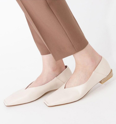 足元で抜け感を。Vカットパンプスとローファーの使い分け