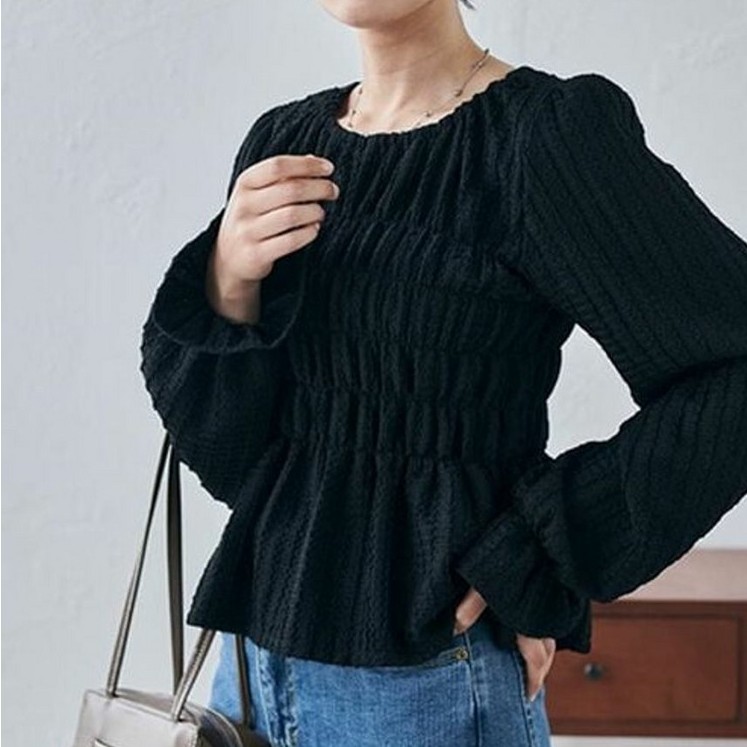 【黒ブラウス】甘さを抑えた「大人黒」が正解!シャーリング×デニムの最旬カジュアル