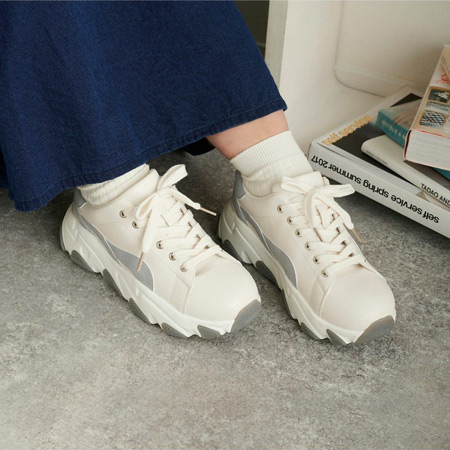 デニムスカートに合う靴とは|コーデ全体の印象を決める重要パーツ