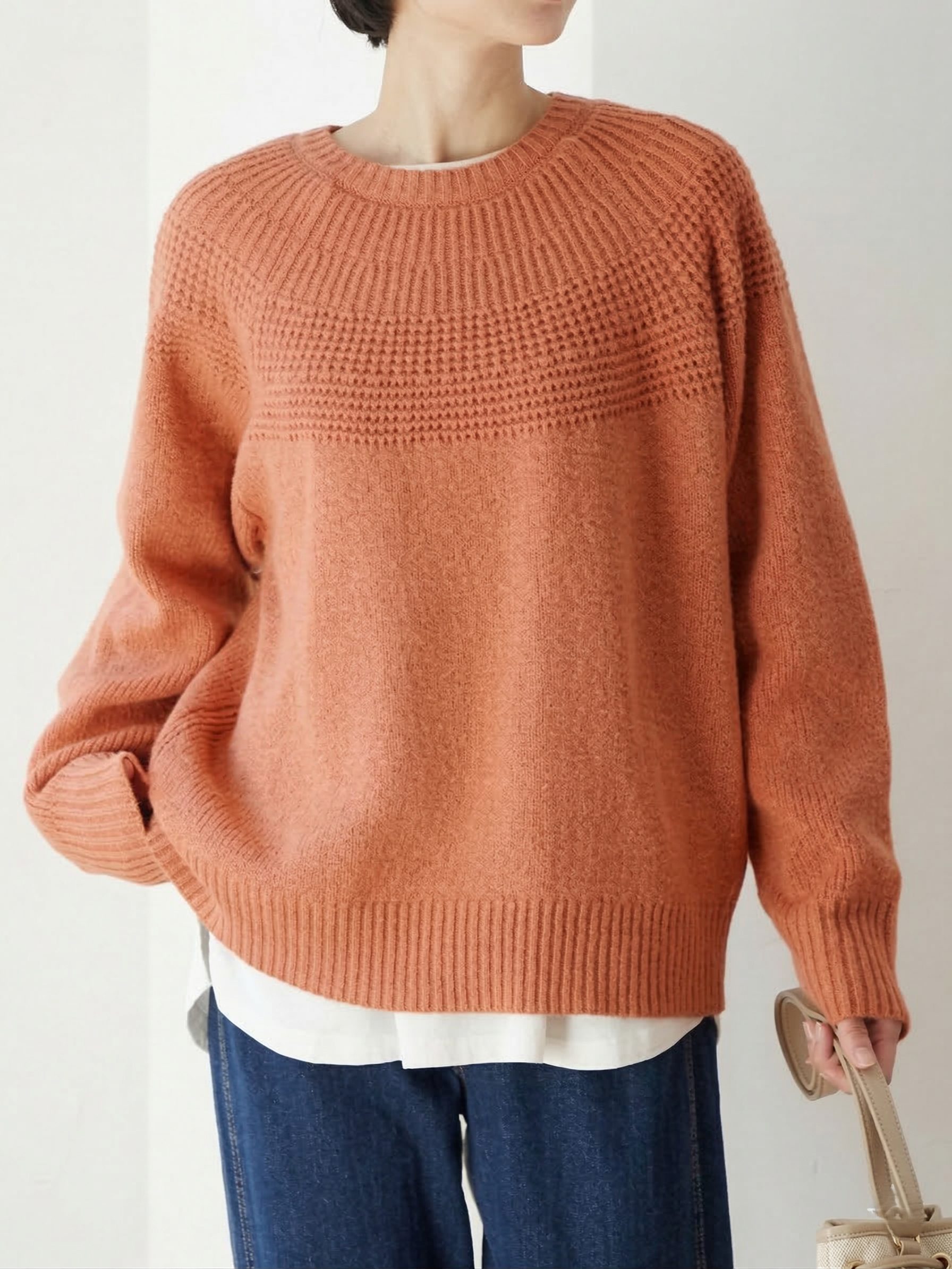 トレンドのオレンジで顔周りがパッと明るく！寒暖差に強い大人の華やかカジュアルコーデ