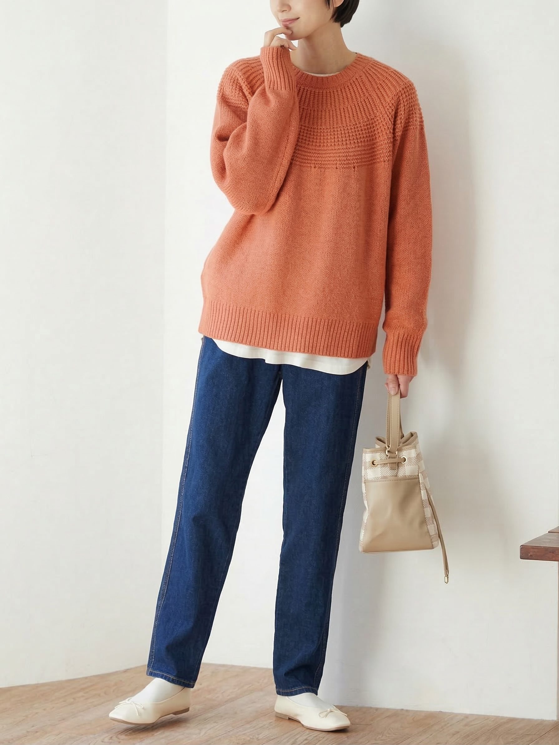 トレンドのオレンジで顔周りがパッと明るく！寒暖差に強い大人の華やかカジュアルコーデ