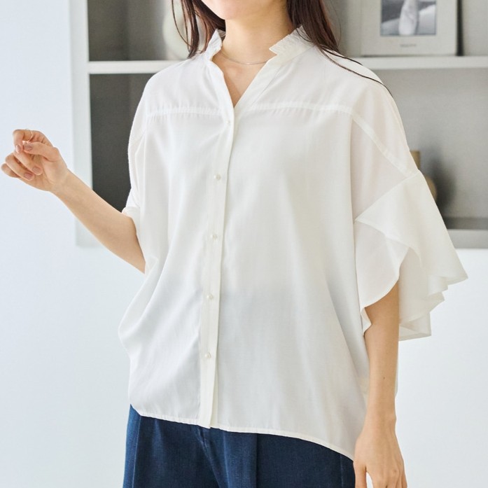 袖口に向かってヒラヒラと広がるフレアスリーブは、腕と袖の間に隙間ができるため、目の錯覚で腕を細く見せてくれます