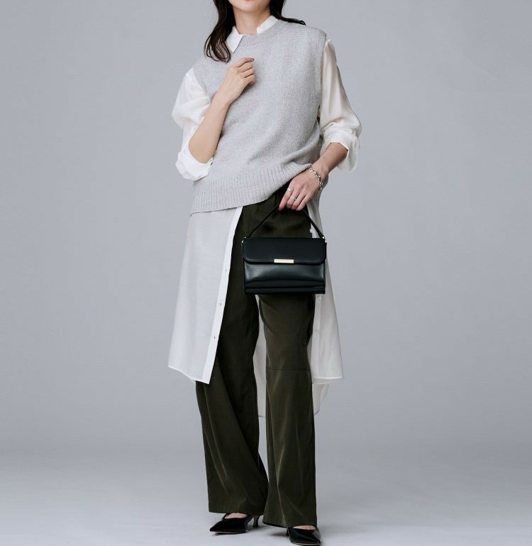 【白シャツワンピ】間延びさせない小技が光る！淡色ベスト×ダークボトムスの黄金バランス