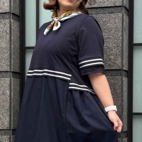 おすすめコーデ①｜安心の長め袖！パイピングのアクセントでメリハリ細見せワンピ