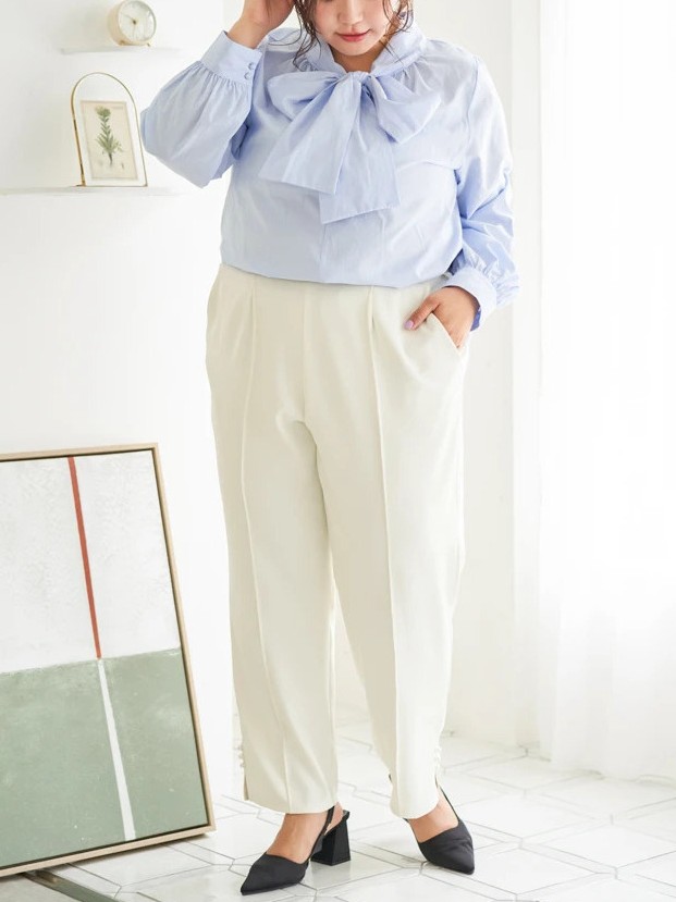 オフィスやセレモニーにも◎「白パンツ×アイスカラー」で作る爽やか好感度スタイル