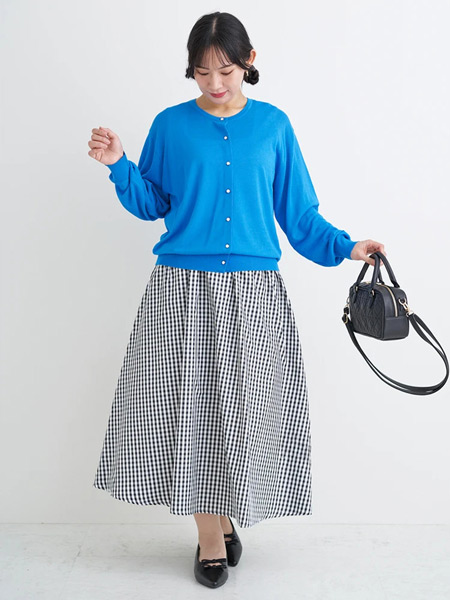 ４月はきれい色のカーディガン＋春らしい柄を取り入れる